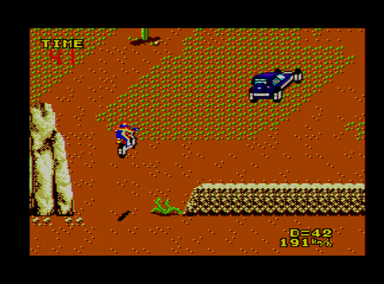 Captura de pantalla de Enduro Racer. Una moto vuela por los aires sobre un fondo que simula un camino de tierra. También vemos una rampa de tierra y un buggie.